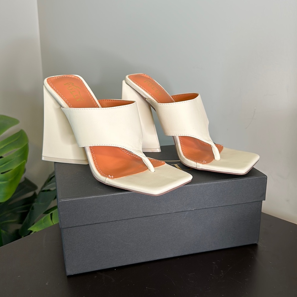 NWT Oh Polly LOVE TRIANGLE  Toe Post Leatherette Mule Heels in Cream